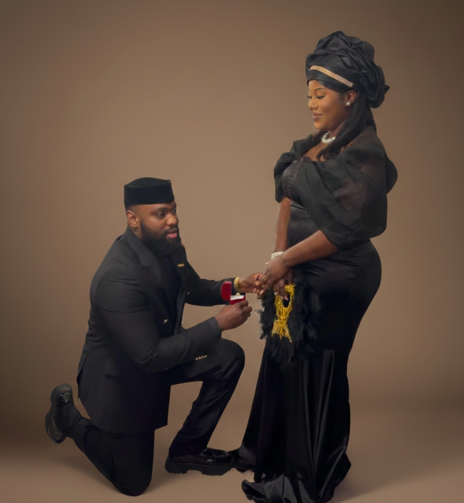 Couple de mariés élégants